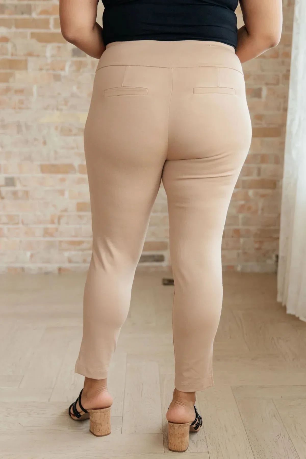 Magic Ankle Crop Skinny Pants (26) in Twelve Colors